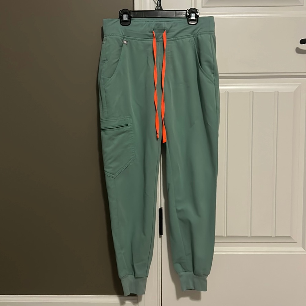 FIGS Set XSP Zamora jogger and S Rafaela scrub top. Jade color. EUC.